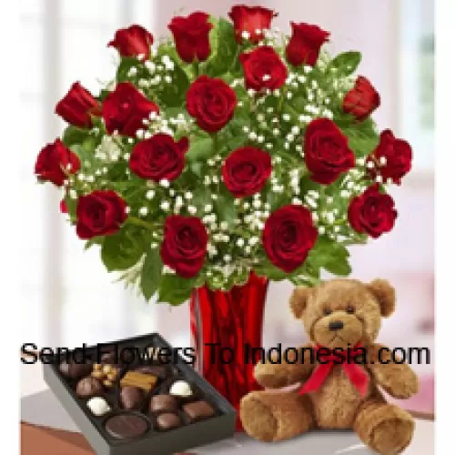 24 Rosas rojas con algo de helechos en un jarrón de cristal, un lindo oso de peluche marrón y una caja de chocolates importados