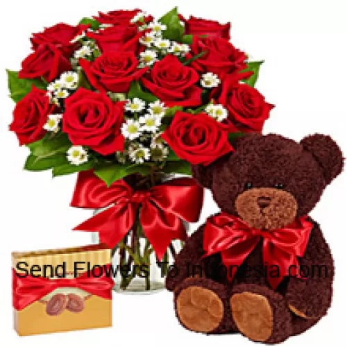 12 rosas rojas con algunos helechos en un jarrón de vidrio, un lindo oso de peluche de 14 pulgadas de altura y una caja de chocolates importados