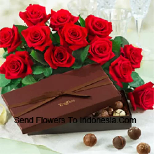 Un bellissimo mazzo di 12 rose rosse con fiori di stagione accompagnato da una scatola di cioccolatini importati