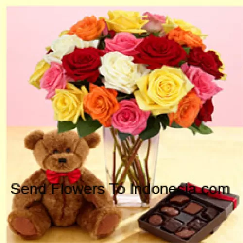 24 Rosas de Colores Mixtos con Algunos Helechos en un Jarrón de Vidrio, un Lindo Oso de Peluche Marrón de 12 Pulgadas de Altura y una Caja de Chocolates Importados