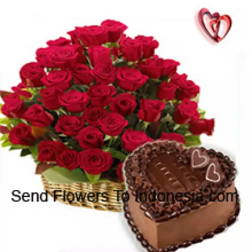 Una hermosa disposición de 50 rosas rojas junto con 1 kg de pastel de chocolate en forma de corazón (Tenga en cuenta que la entrega de pasteles solo está disponible para la región de Metro Manila. Cualquier pedido de entrega de pasteles fuera de Metro Manila se sustituirá por un pastel de brownie de chocolate sin crema o se ofrecerá al destinatario un vale de Red Ribbon suficiente para comprar el mismo pastel)