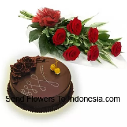 Un bellissimo mazzetto di 6 rose rosse insieme a una torta al cioccolato da 1/2 kg (Si prega di notare che la consegna della torta è disponibile solo per la regione di Metro Manila. Eventuali ordini di consegna della torta al di fuori di Metro Manila verranno sostituiti con una Torta al Cioccolato senza panna o al destinatario verrà offerto un Voucher Red Ribbon sufficiente per acquistare la stessa torta) (Si prega di notare che la consegna della torta è disponibile solo per la regione di Metro Manila. Eventuali ordini di consegna della torta al di fuori di Metro Manila verranno sostituiti con una Torta al Cioccolato senza panna o al destinatario verrà offerto un Voucher Red Ribbon sufficiente per acquistare la stessa torta)