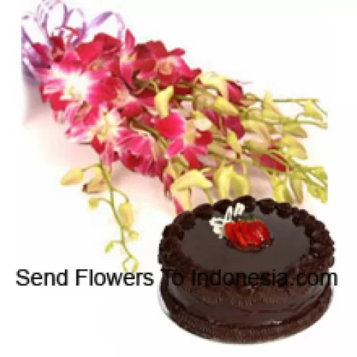 Ramo de orquídeas rosadas con rellenos de temporada junto con 1 lb. (1/2 kg) de pastel de trufa de chocolate (Tenga en cuenta que la entrega de pasteles solo está disponible para la región de Metro Manila. Cualquier pedido de entrega de pasteles fuera de Metro Manila será sustituido por un Pastel de Brownie de Chocolate sin crema o se le ofrecerá al destinatario un vale de Red Ribbon suficiente para comprar el mismo pastel)