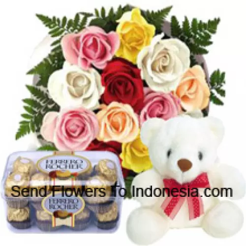 Bouquet de 12 roses rouges avec des garnitures saisonnières, un mignon ours en peluche blanc de 12 pouces de hauteur et une boîte de 16 pièces de Ferrero Rochers