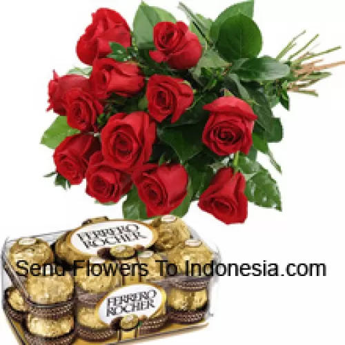 Bouquet de 12 roses rouges avec des garnitures saisonnières accompagné d'une boîte de 16 pièces Ferrero Rocher