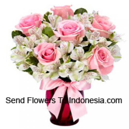 Beaux roses roses et alstromeria blanche