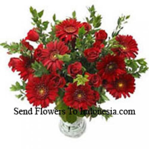 Jolies roses et gerberas dans un vase