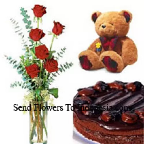 6 Rosas Rojas en un florero con 1/2 Kg (1.1 Lbs) de Pastel de Chocolate y un Oso de Peluche de tamaño mediano (Tenga en cuenta que la entrega de pasteles solo está disponible para la región de Metro Manila. Cualquier pedido de entrega de pastel fuera de Metro Manila se sustituirá por un Pastel de Brownie de Chocolate sin crema o se le ofrecerá al destinatario un Vale de Red Ribbon suficiente para comprar el mismo pastel)