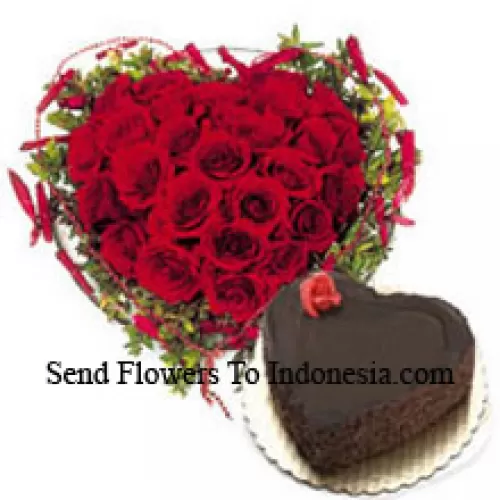 Arreglo en forma de corazón de 40 rosas rojas junto con un pastel de chocolate en forma de corazón de 1 kg (Tenga en cuenta que la entrega de pasteles solo está disponible para la región de Metro Manila. Cualquier pedido de entrega de pasteles fuera de Metro Manila se sustituirá por un pastel de brownie de chocolate sin crema o se le ofrecerá al destinatario un vale de Red Ribbon suficiente para comprar el mismo pastel)