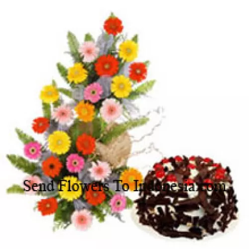 Cesta de 25 gerberas de colores mixtos junto con 1 kg de pastel de chocolate crujiente (Tenga en cuenta que la entrega de pasteles solo está disponible para la región de Metro Manila. Cualquier pedido de entrega de pasteles fuera de Metro Manila se sustituirá por un pastel de brownie de chocolate sin crema o se le ofrecerá al destinatario un cupón de Red Ribbon suficiente para comprar el mismo pastel)