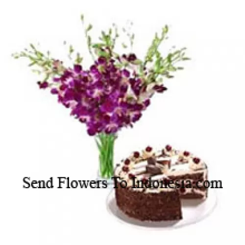 Orquídeas en un jarrón junto con 1 Kg de Pastel de Selva Negra (Por favor tenga en cuenta que la entrega de pasteles solo está disponible para la región de Metro Manila. Cualquier pedido de entrega de pasteles fuera de Metro Manila será sustituido por un Pastel de Brownie de Chocolate sin crema o se le ofrecerá al destinatario un vale de Red Ribbon suficiente para comprar el mismo pastel)