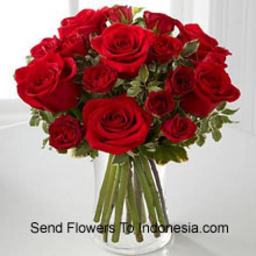 18 Belles Roses Rouges dans un Vase