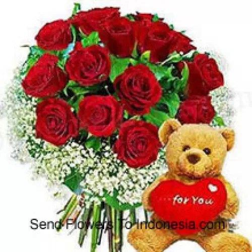 Bouquet de 12 roses rouges avec des remplissages saisonniers et un mignon ours en peluche brun de 8 pouces