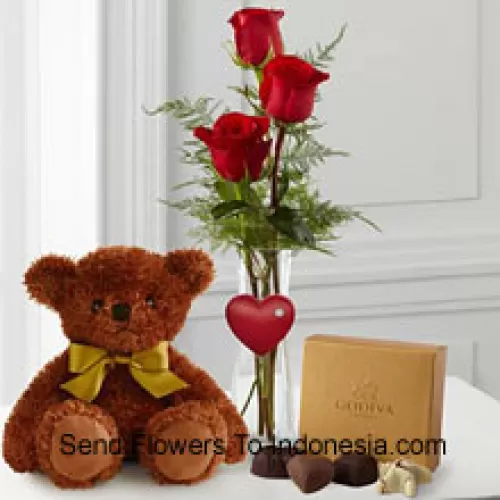 Tres rosas rojas con algunas helechos en un jarrón, un lindo oso de peluche marrón de 10 pulgadas y una caja de chocolates Godiva. (Nos reservamos el derecho de sustituir los chocolates Godiva por chocolates de igual valor en caso de no estar disponibles. Stock limitado)