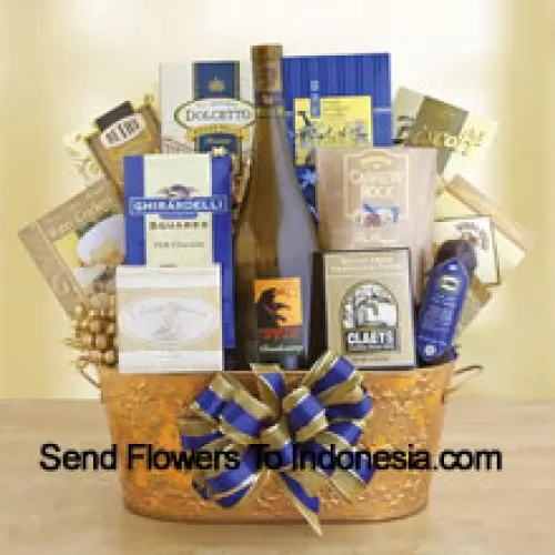 Questo cesto regalo include una bottiglia di Chardonnay legnoso e un generoso assortimento di prelibatezze gourmet, tra cui: biscotti Dolcetto, quadretti di cioccolato Ghirardelli, crackers all'acqua Three Pepper, biscotti Biscoff, biscotti all'inglese, Cashew Roca, biscotti con gocce di cioccolato, formaggio, grissini al formaggio, salame e fudge al cioccolato. (Il contenuto del cesto, compreso il vino, può variare a seconda della stagione e del luogo di consegna. In caso di indisponibilità di un determinato prodotto, lo sostituiremo con un prodotto di pari o maggior valore)