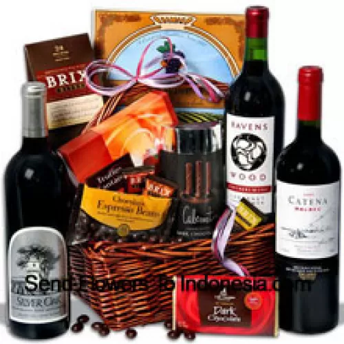 Esta exclusiva canasta de regalo incluye Ravenswood Cabernet Sauvignon - 750 ml, Catena Malbec Mendoza - 750 ml, Silver Oak Alexander Valley Cabernet Sauvignon - 750 ml, barra de chocolate negro Signature de Lake Champlain, granos de café espresso recubiertos de chocolate negro de Marich, Trufas Chocolatier Fantaisie de Guyaux Chocolates, barquillo de chocolate con sabor a mocha de Sacramento Cookie Co, palitos de gel de chocolate oscuro con sabor a cabernet de Sweet Candy Co y Brix Bites de Brix. (El contenido de la canasta, incluido el vino, puede variar según la temporada y la ubicación de la entrega. En caso de no disponibilidad de cierto producto, lo sustituiremos por un producto de igual o mayor valor)