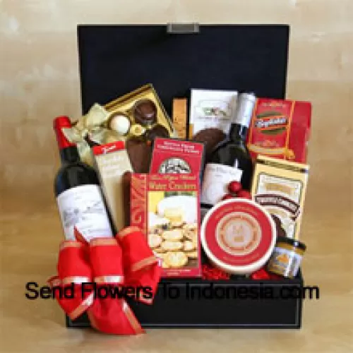 Questo cesto regalo include due bottiglie di vino rosso, cracker gourmet, fudge indulgente, mandorle saporite, biscotti al tartufo dolce, formaggio Merlot, senape Napa Valley, scatola regalo da 6 pezzi di praline gourmet e gustosi swirls al formaggio. (Il contenuto del cesto, inclusi il vino, può variare a seconda della stagione e del luogo di consegna. In caso di indisponibilità di un certo prodotto, lo sostituiremo con un prodotto di valore uguale o superiore)