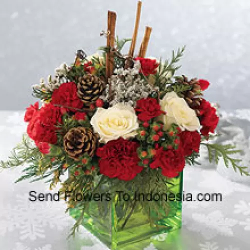 Envíe este ramo de colores festivos - rosas blancas, claveles rojos y verdes navideños - para expresar sus más felices deseos navideños. Arreglado en un cubo de vidrio con palitos de canela y piñas, es un regalo maravilloso para cualquier persona en su lista (Tenga en cuenta que nos reservamos el derecho de sustituir cualquier producto por un producto adecuado de igual valor en caso de no disponibilidad de cierto producto)