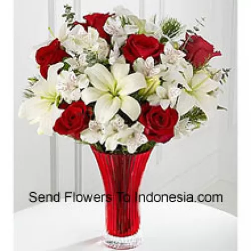 Questo bouquet è una splendida espressione di gioia ed eleganza natalizia. Le rose rosse spiccano su uno sfondo di gigli bianchi asiatici e gigli peruviani amorevolmente disposti in un vaso di vetro rosso per creare un bouquet di celebrazione stagionale. (Si prega di notare che ci riserviamo il diritto di sostituire qualsiasi prodotto con un prodotto adatto di pari valore in caso di non disponibilità di un certo prodotto)