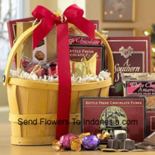 Een klassieke combinatie van de beste gourmet chocolaatjes maakt dit een cadeaumand perfect voor iedereen die van zoetigheid houdt. Inclusief Italiaanse Chocolade Truffels, knapperige Amandel Roca, Witte Chocolade Amaretto Wafers, Chocolade Fudge, romige Melkchocolade, Belgische Chocolaatjes en diverse individueel verpakte Godiva Chocolaatjes. We verpakken alles in een herbruikbare handmand en verzenden uw cadeau rechtstreeks naar de ontvangers. (Let op: we behouden ons het recht voor om elk product te vervangen door een geschikt product van gelijke waarde in geval van niet-beschikbaarheid van een bepaald product)