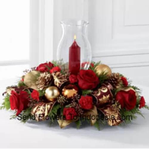 Le centre de table de Noël doré est l'affichage parfait de la chaleur et de la joie des fêtes pour rassembler vos amis et votre famille. Des roses rouges vives et des mini œillets sont magnifiquement arrangés avec des verdure de Noël et de l'eucalyptus semé, accentués de pommes de pin dorées, de boules de verre dorées et cuivrées, et d'un ruban filaire bordeaux et doré entourant un ouragan en verre. (Veuillez noter que nous nous réservons le droit de substituer tout produit par un produit adapté de valeur égale en cas de non-disponibilité d'un certain produit)