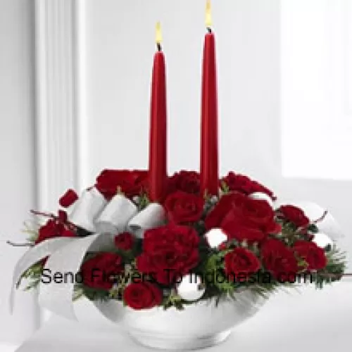 Unser Holiday Elegance Centerpiece wird mit seiner lebendigen Palette von roten Blüten diesen festlichen Anlass besonders funkelnd machen! Rote Rosen, Nelken und Sprayrosen sitzen zwischen festlichen Grünpflanzen in einem edlen silbernen Keramikbehälter, verziert mit einem schönen silbernen Band und zwei Stumpenkerzen, um einen festlichen Schein von Wärme und Frieden auf ihren Tisch zu bringen. (Bitte beachten Sie, dass wir uns das Recht vorbehalten, jedes Produkt durch ein gleichwertiges Produkt zu ersetzen, falls ein bestimmtes Produkt nicht verfügbar ist)