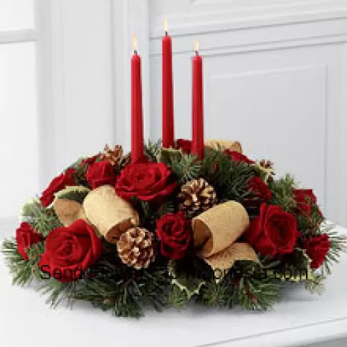 Ce Centre de Table est une grande démonstration d'élégance festive. Les roses rouges et les roses éclatent contre un fond de verdure de vacances assortie et de houx panaché qui entourent magnifiquement trois bougies rouges. Agrémenté de pommes de pin dorées et d'un ruban brocart métallique doré, ce centre de table crée une lueur chaleureuse et enchanteresse pour agrémenter leurs festivités de vacances. (Veuillez noter que nous nous réservons le droit de substituer tout produit par un produit adapté de valeur égale en cas de non-disponibilité d'un certain produit)